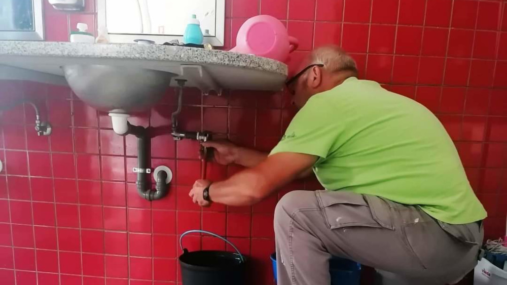 Instalação de torneira nos lavatórios da EB Pinhal de Frades