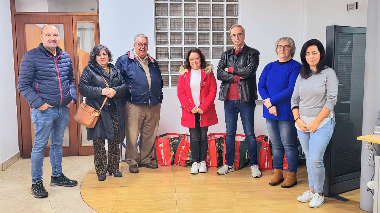 Lions Clube Seixal-Miratejo entregam cabazes de Natal