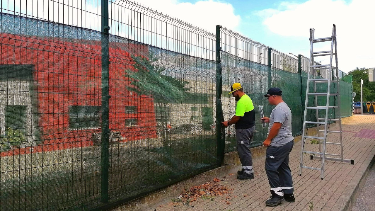 Colocação de rafia na vedação do Lar Residencial da Cercisa