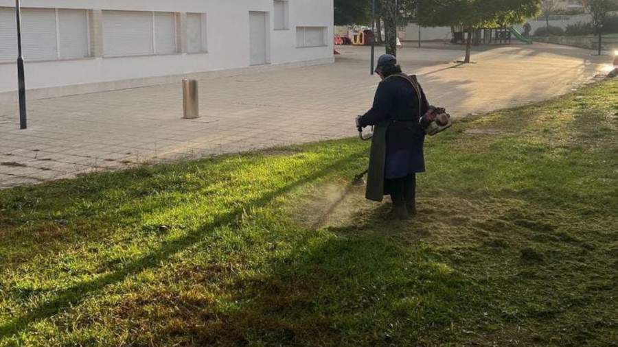 Trabalhos de limpeza no recinto da EB de Pinhal de Frades