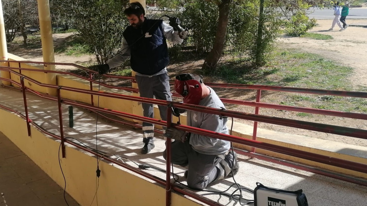 Reparação de um corrimão na Escola Dr. António Augusto Louro