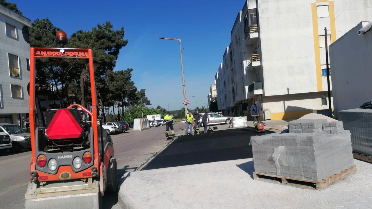 Bolsas de estacionamento e passeio pedonal na Rua da Juventude