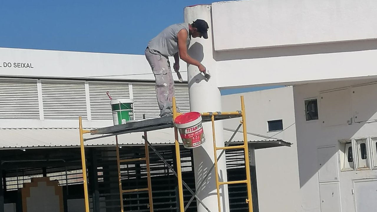 Pintura exterior no Mercado Municipal de Pinhal de Frades