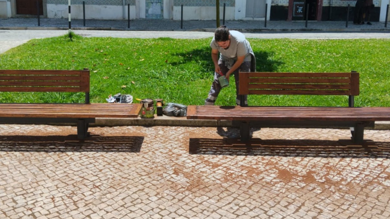 Manutenção de mobiliário urbano na Praça Luís de Camões