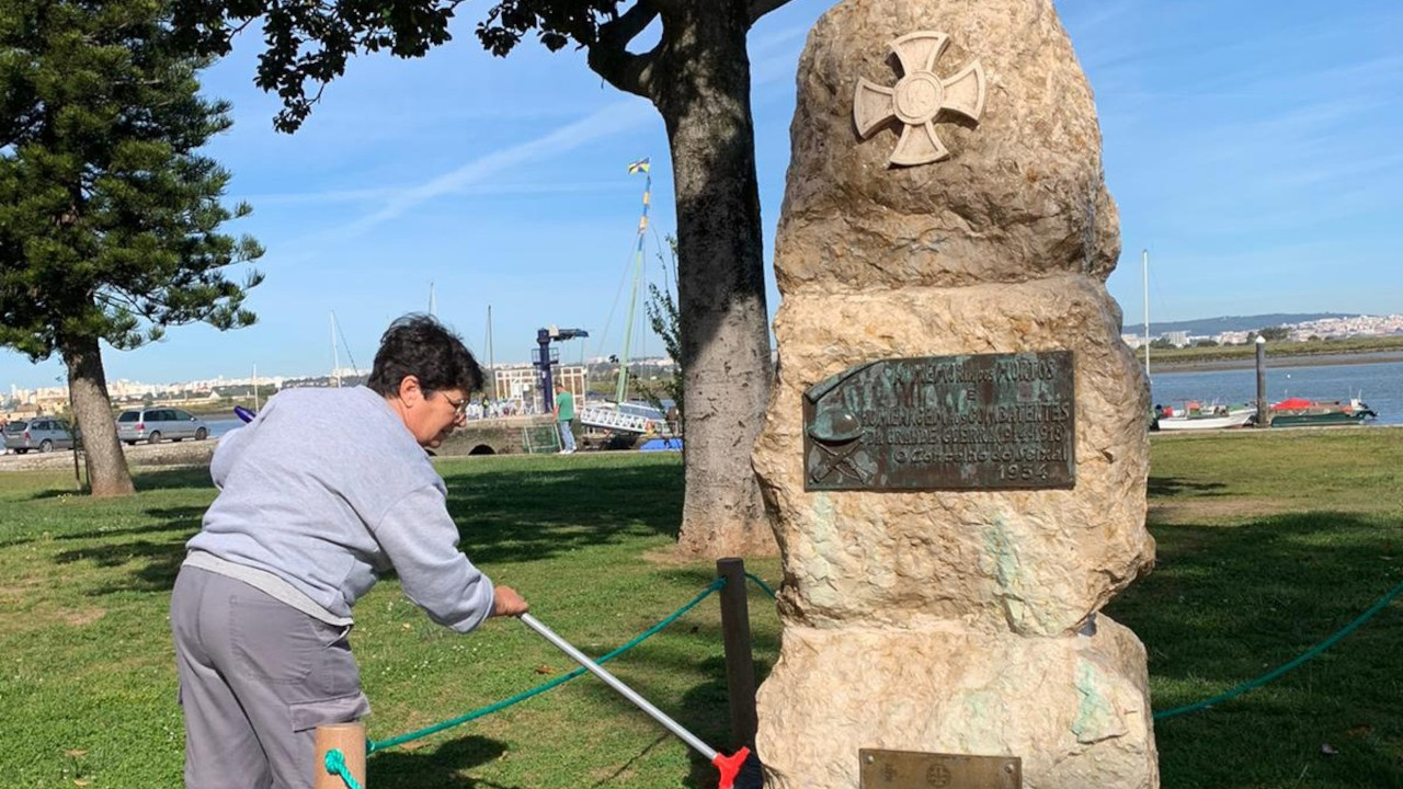 Limpeza do monumento de homenagem aos combatentes da Grande Guerra