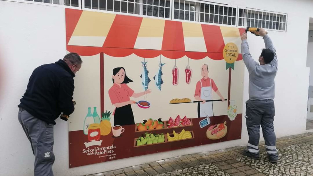 Painel identificativo no Mercado da Aldeia de Paio Pires