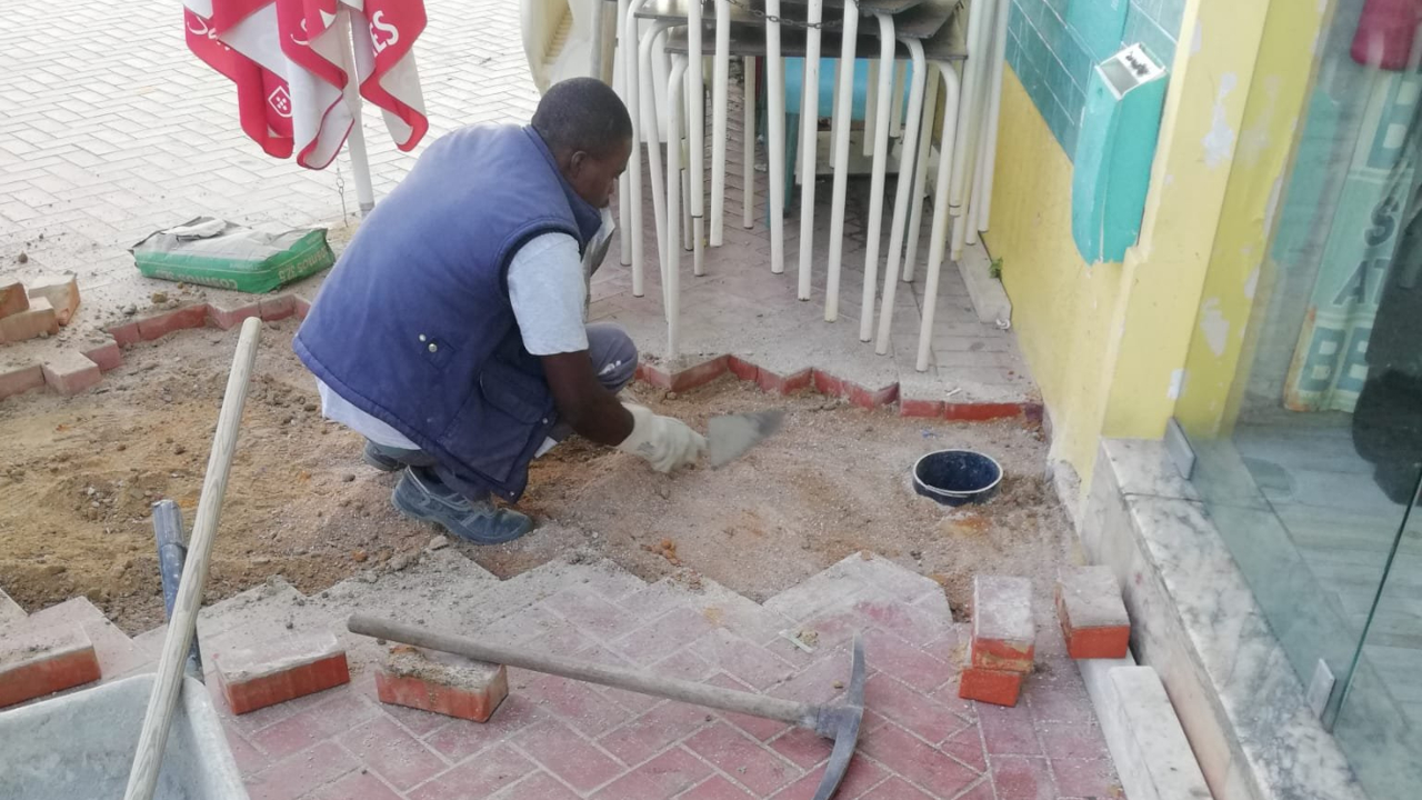 Trabalhos de manutenção no passeio ribeirinho do Seixal