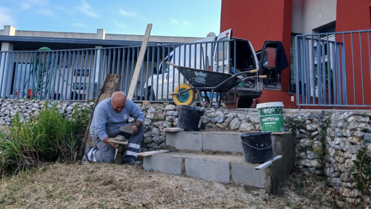 Construção de novos degraus no Lar Residencial da CERCISA