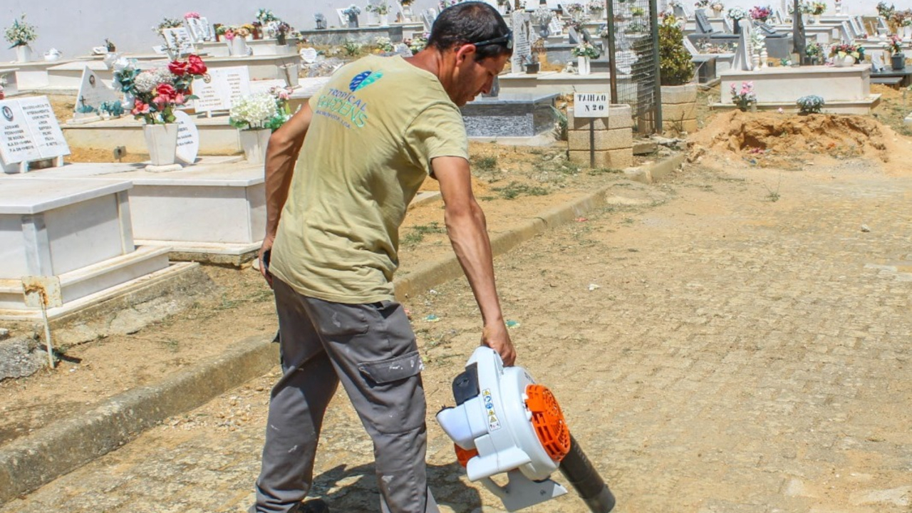 Trabalhos de desmatação e limpeza no Cemitério Paroquial de ArrentelaTrabalhos de desmatação e limpeza no Cemitério Paroquial de Arrentela