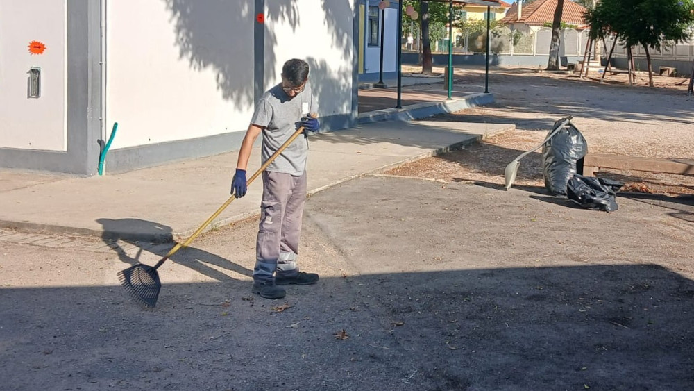 Limpeza dos espaços de recreio na EB da Quinta da Courela