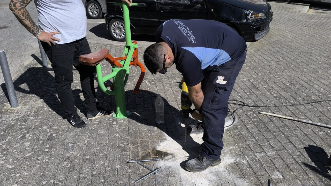 Bancos, floreiras e equipamentos de ginástica na Rua Pedro Nunes