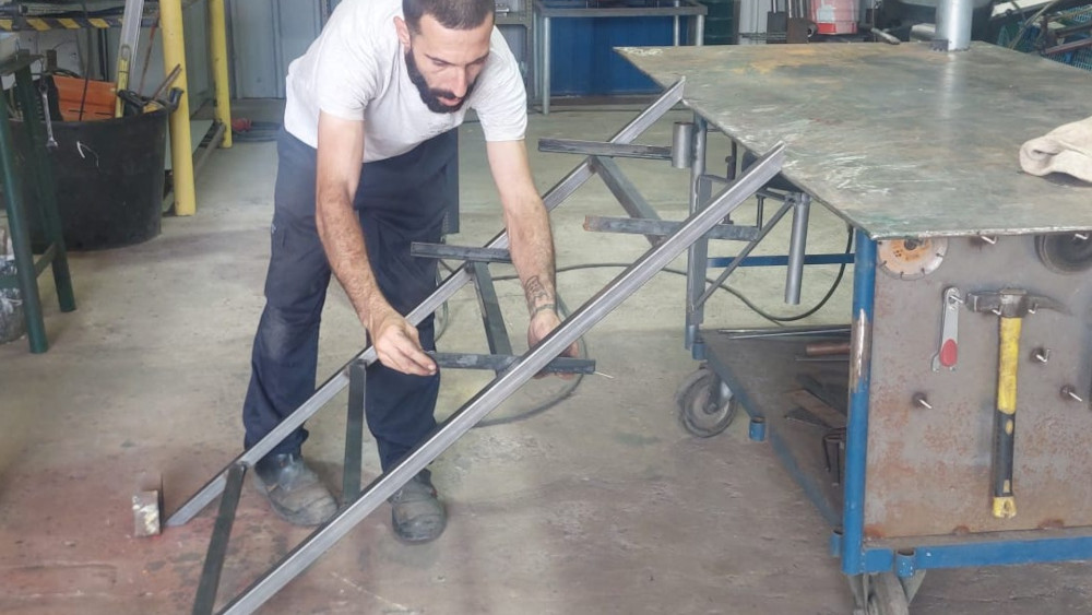 Instalação de escadas em ferro no estádio Vale d’Abelha