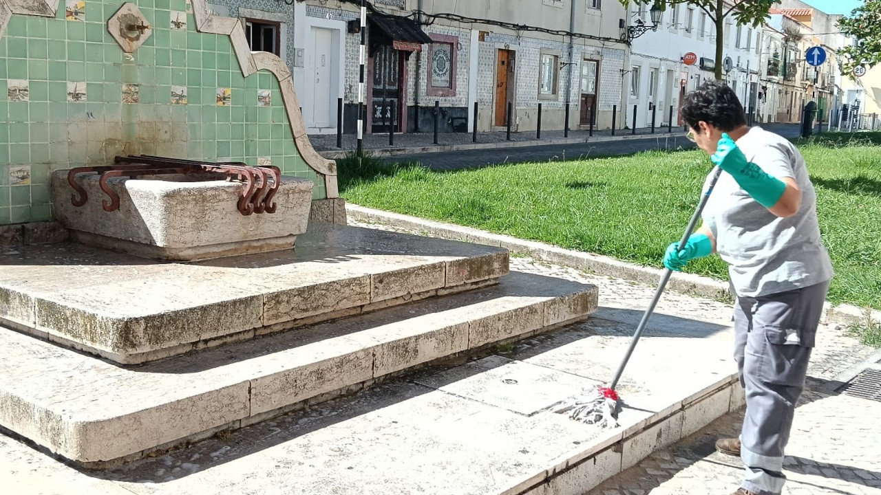 Trabalhos de limpeza e higienização dos fontanários públicos