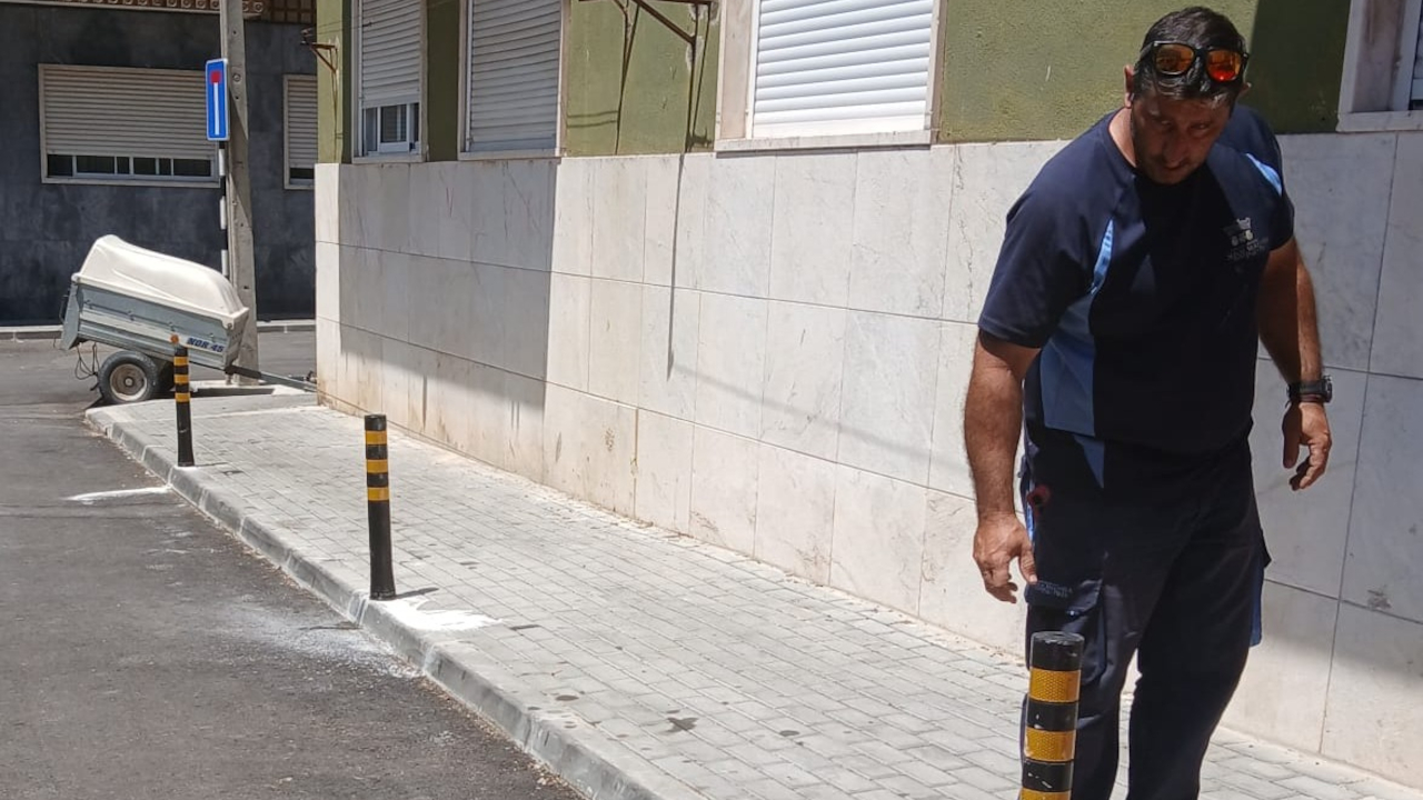 Limitadores de estacionamento na Rua Prof. Doutor Bento Jesus Caraça