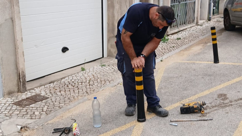 Limitadores de estacionamento na Rua José António Rodrigues
