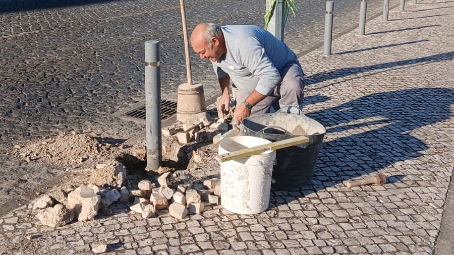 Reparação dos limitadores de estacionamento na Alameda dos Bombeiros Voluntários