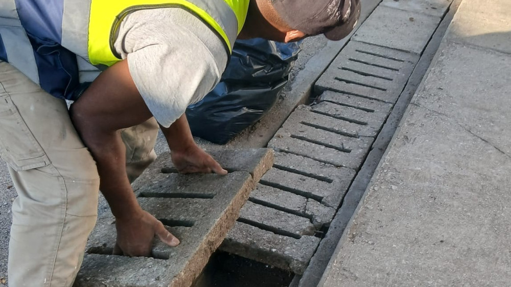 Desobstrução de caleiras e sumidouros nas escolas do território