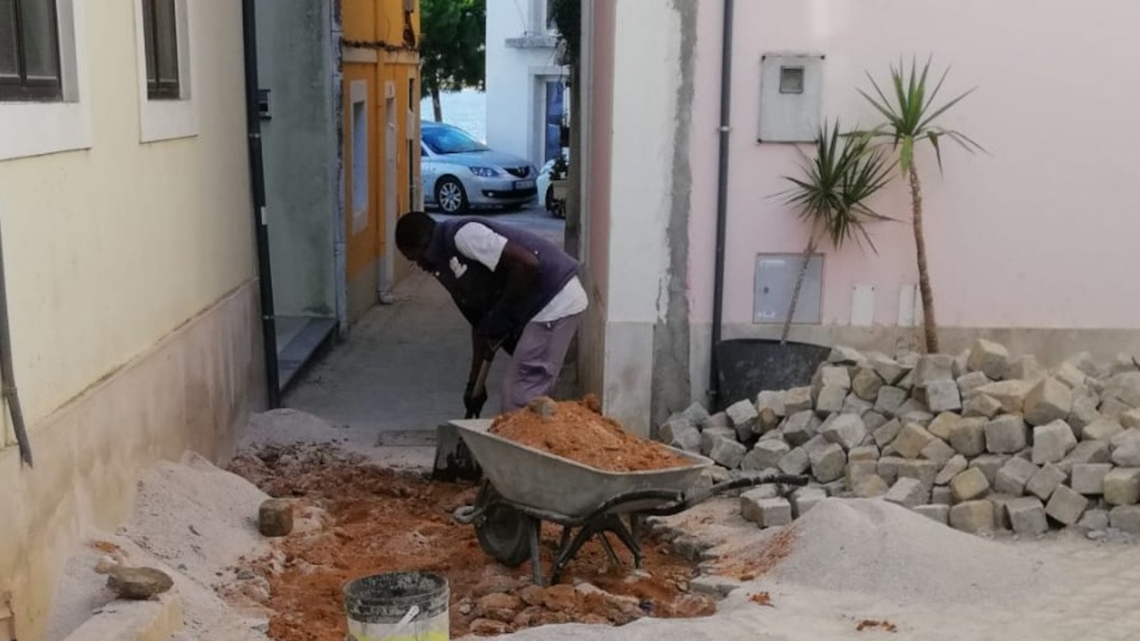 Manutenção de bermas e passeios no núcleo histórico do Seixal