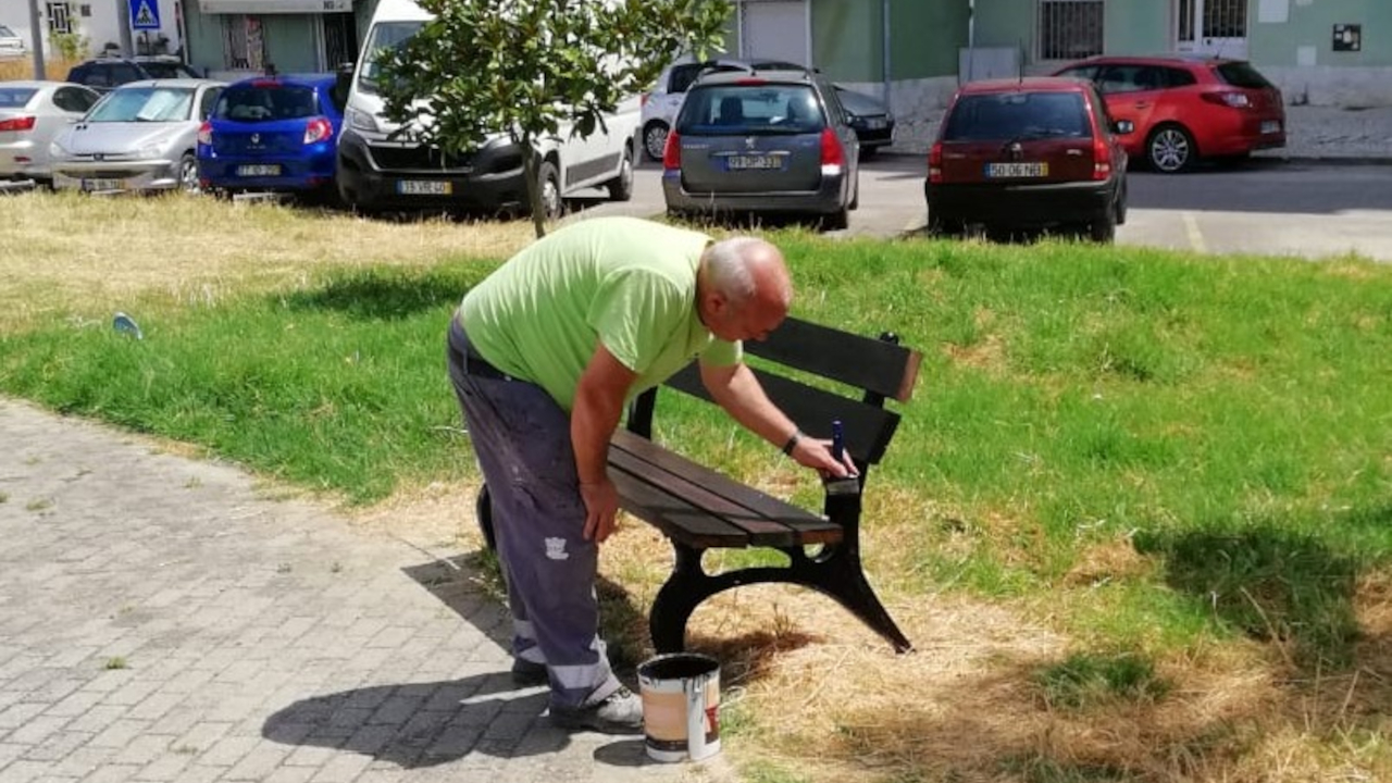Trabalhos de manutenção de mobiliário urbano na Quinta do Lírio