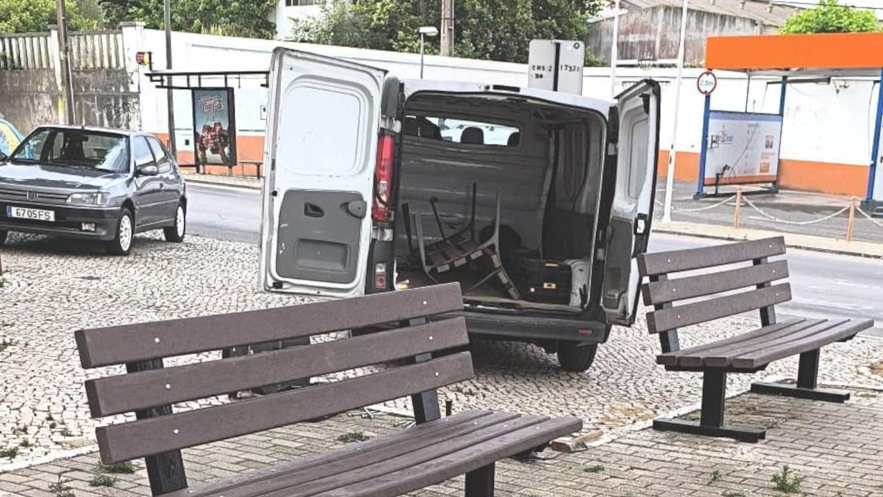 Trabalhos de manutenção de mobiliário urbano nas Cavaquinhas