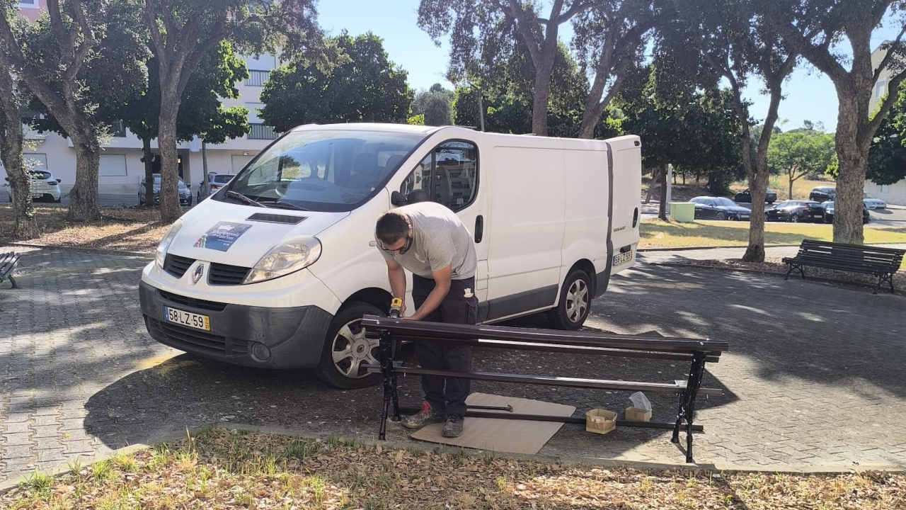 Trabalhos de manutenção de mobiliário urbano na Quinta da Flamância