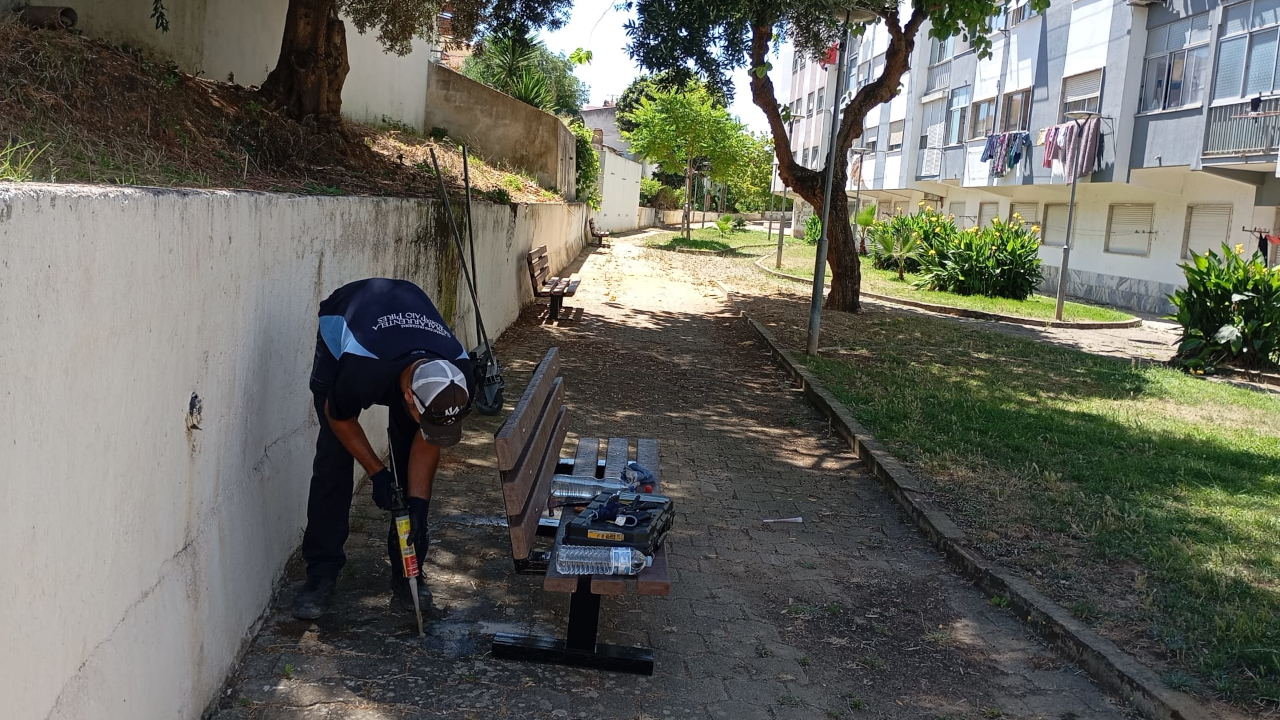Trabalhos de manutenção de mobiliário urbano na Boa Hora