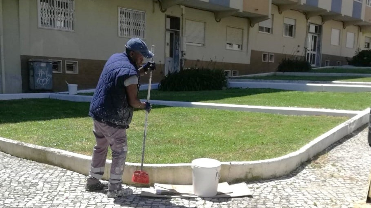 Pintura de muretes de canteiro na Torre da Marinha