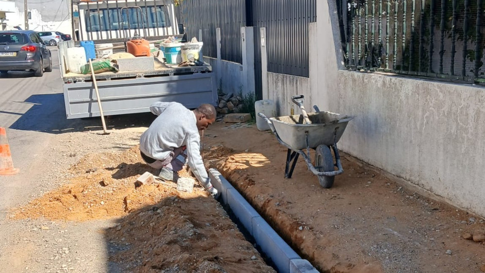Manutenção de bermas e passeios na Av. Carlos Oliveira