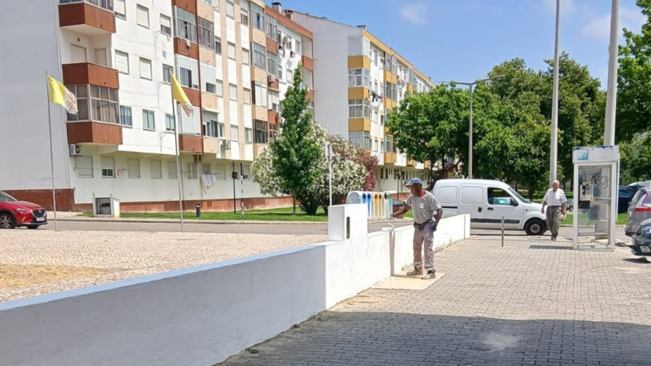 Trabalhos de pintura de muros no Casal do Marco