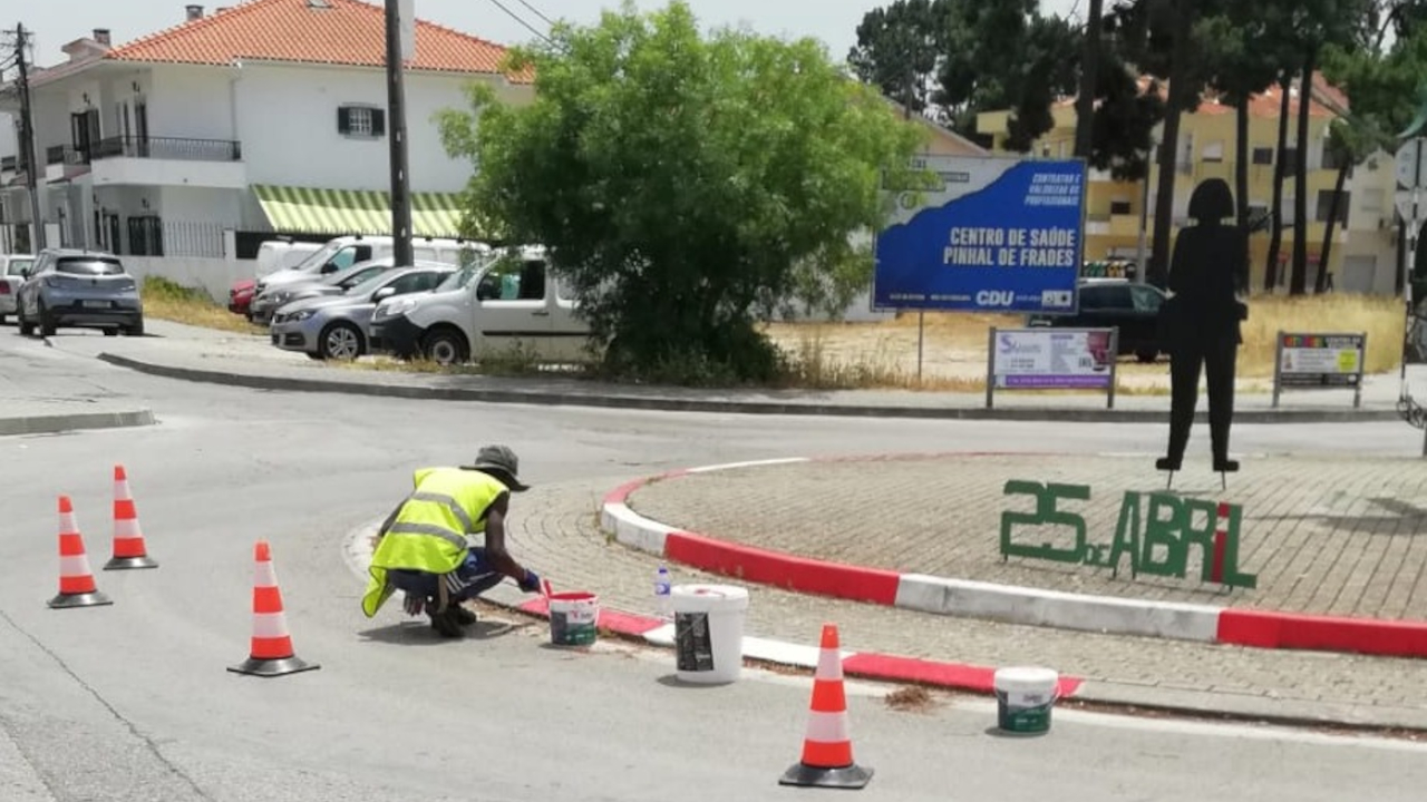 Pintura do lancil em rotunda de Pinhal de Frades