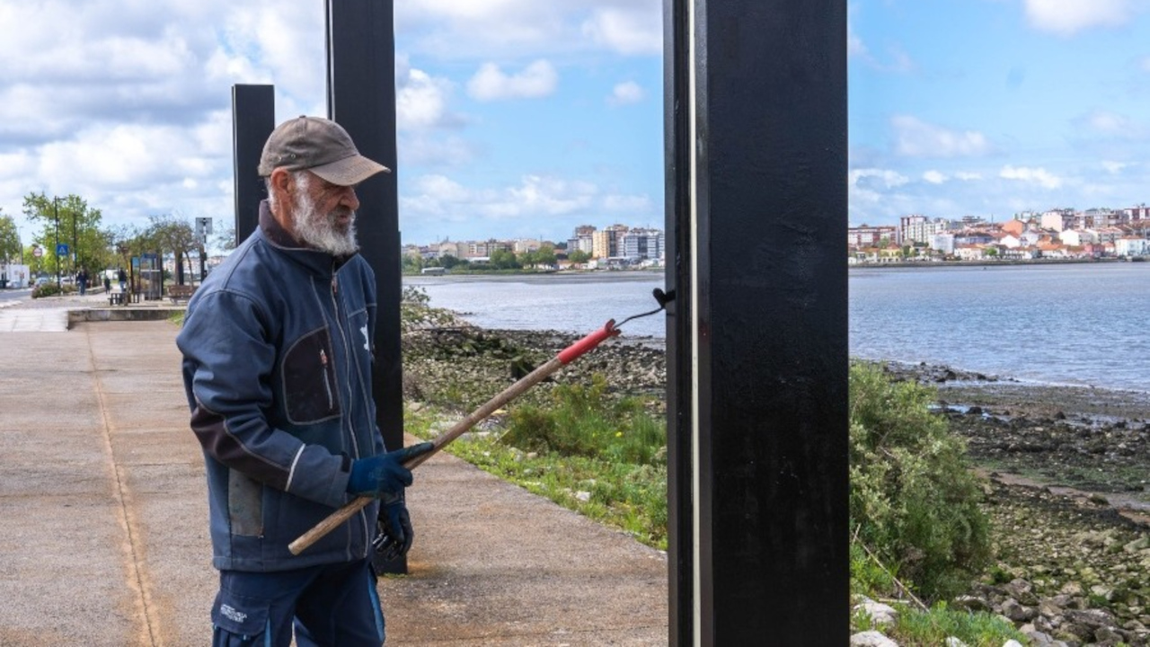 Pintura das luminárias no passeio ribeirinho do Seixal