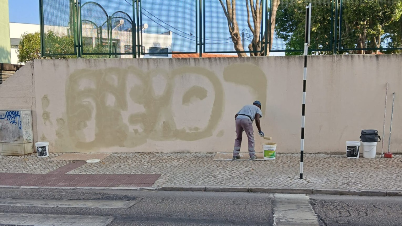 Remoção de grafitis sem critério na Torre da Marinha