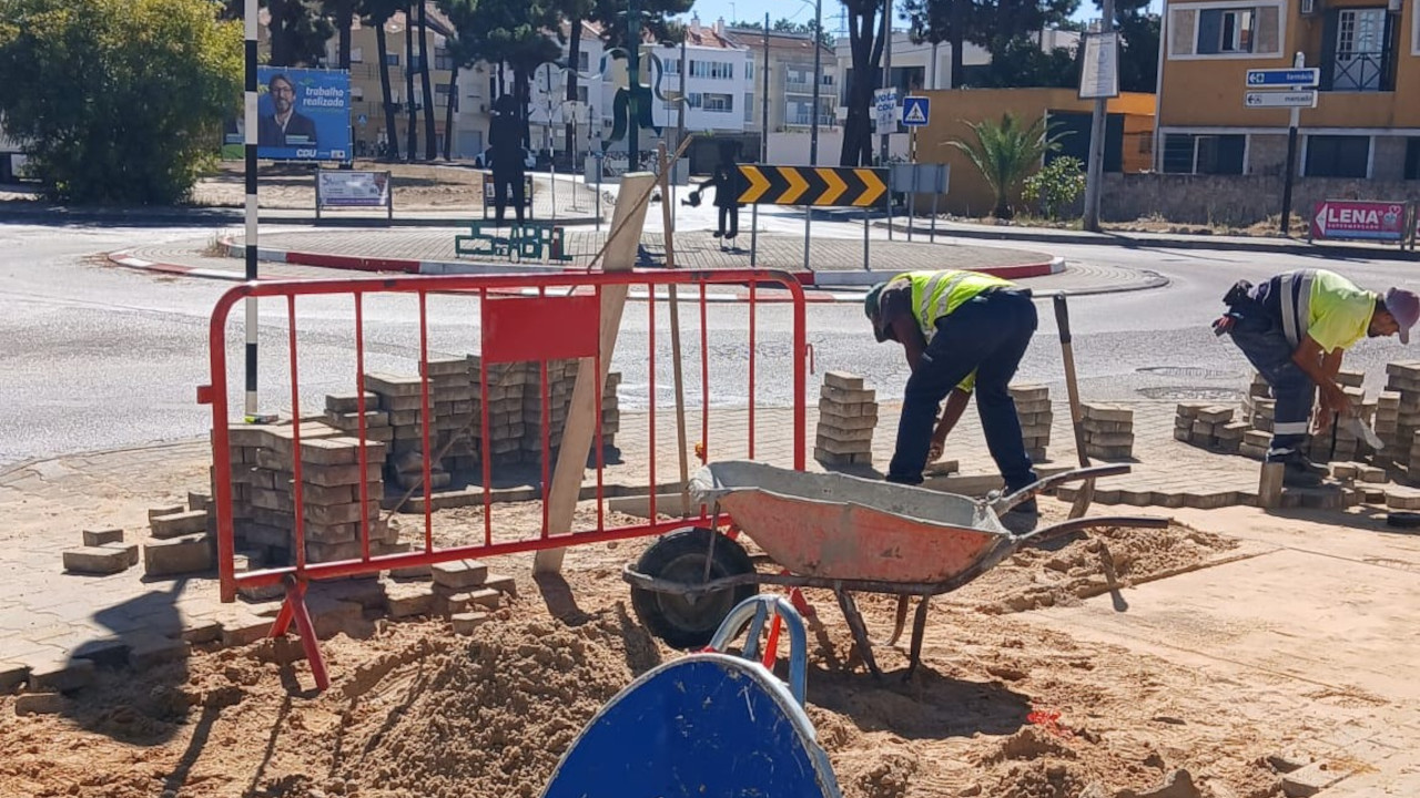 Serviços procedem à reposição de passeio na Avenida da Ponte